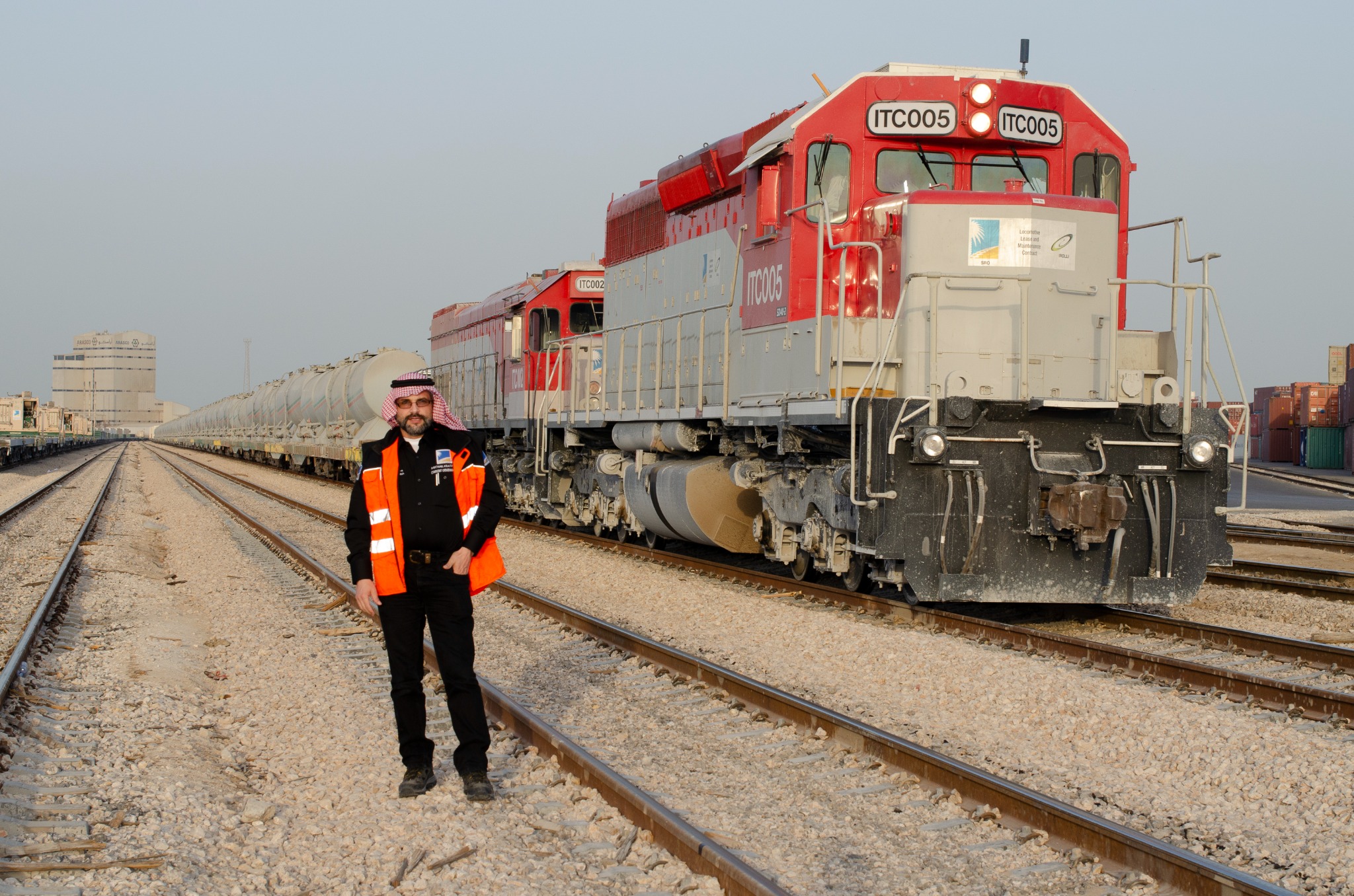 Michael U. Kratzsch-Leichsenring vor ITC-Lokomotiven in Dammam