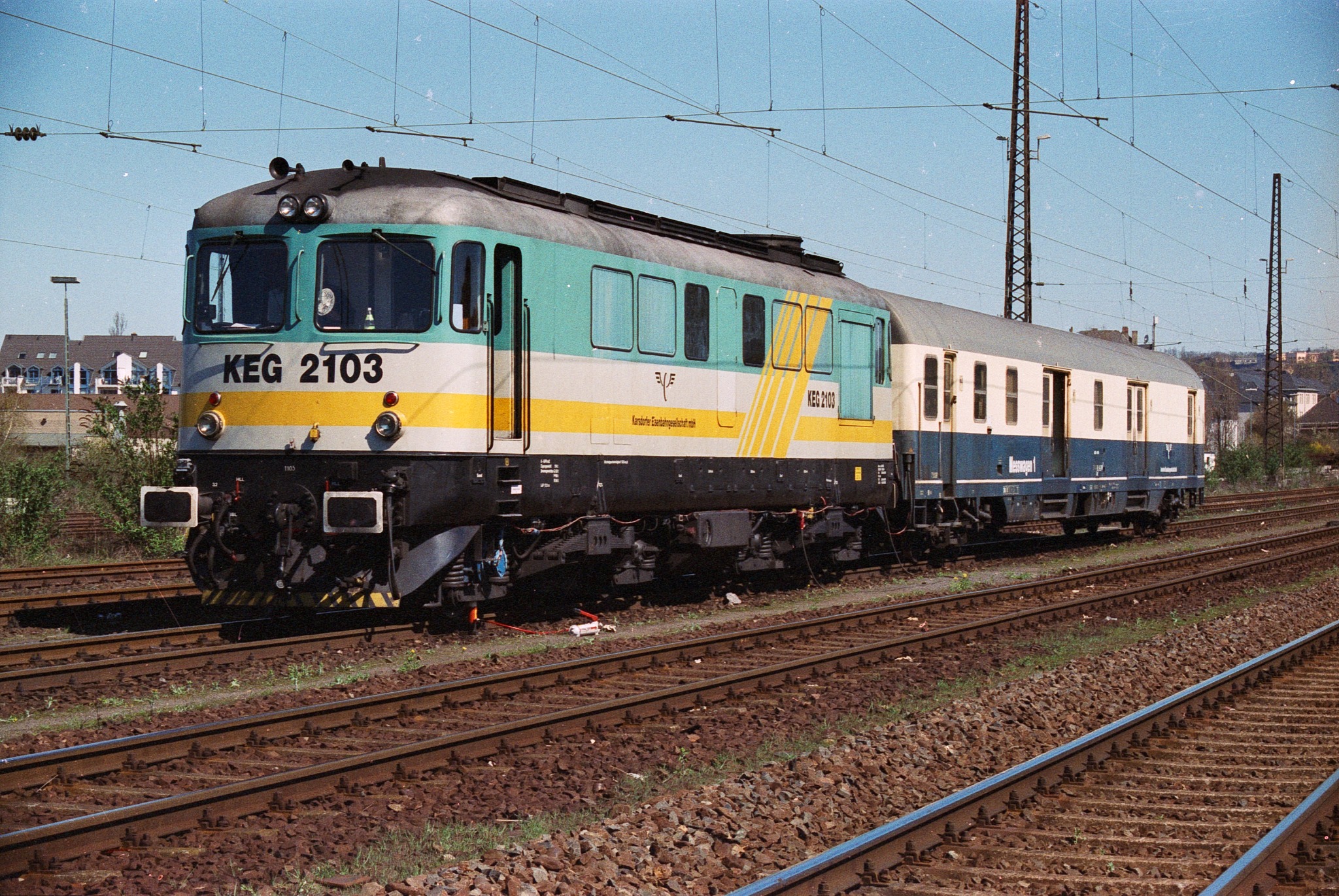 Lokomotive KEG 2103 mit Reisezugwagen